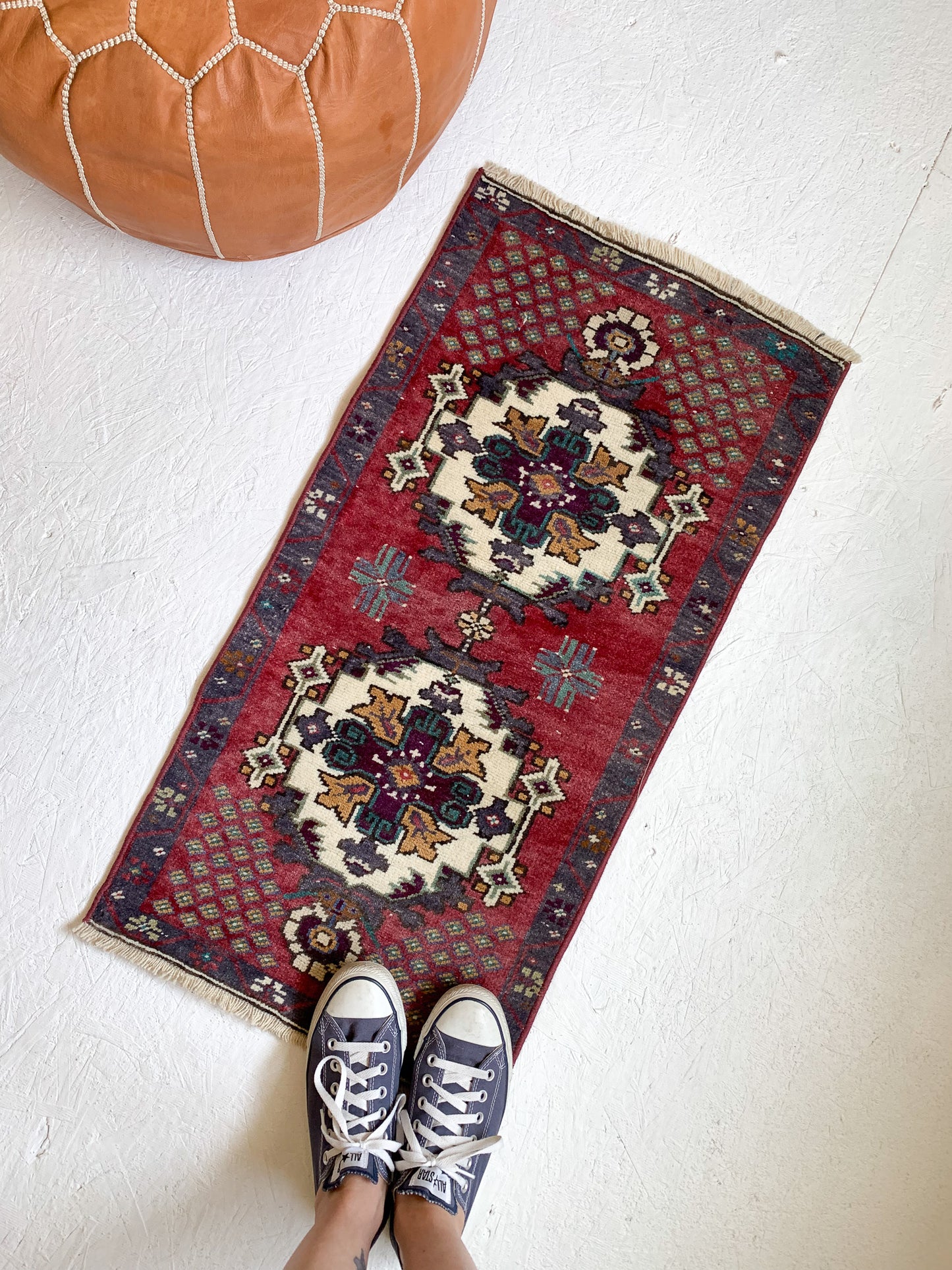 No. 572 - 1.5' x 3.0' Vintage Turkish Mini Rug