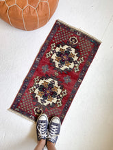 Load image into Gallery viewer, No. 572 - 1.5&#39; x 3.0&#39; Vintage Turkish Mini Rug
