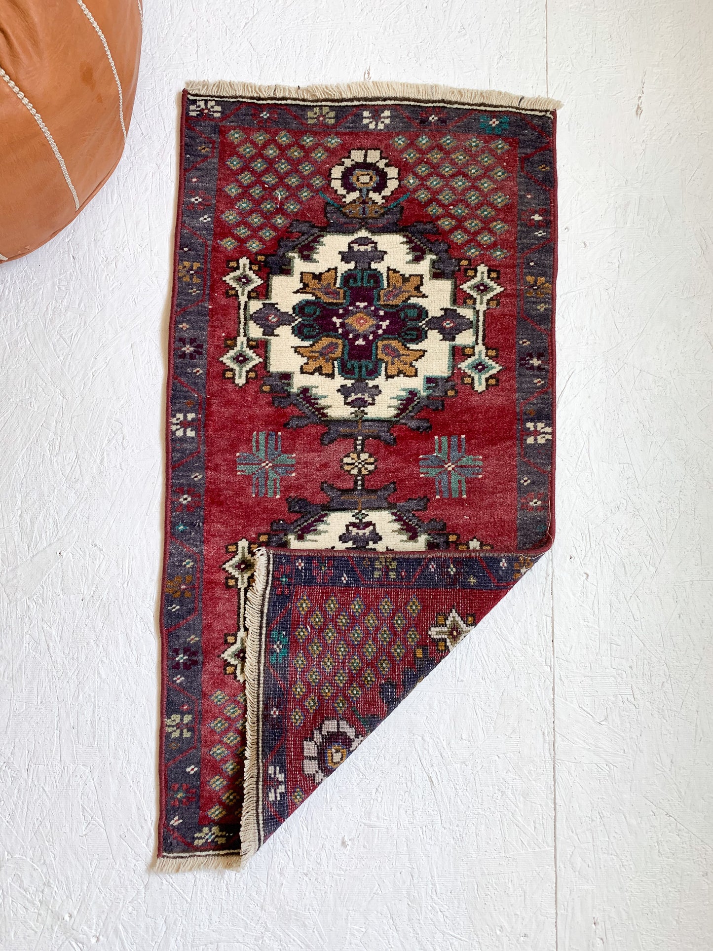 No. 572 - 1.5' x 3.0' Vintage Turkish Mini Rug
