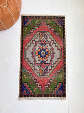 Load image into Gallery viewer, No. 573 - 1.6&#39; x 2.9&#39; Vintage Turkish Mini Rug
