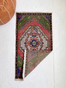 No. 573 - 1.6' x 2.9' Vintage Turkish Mini Rug