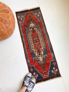 No. 576 - 1.5' x 4.1' Vintage Turkish Mini Rug