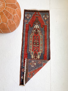 No. 576 - 1.5' x 4.1' Vintage Turkish Mini Rug