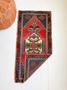 No. 577 - 1.8' x 3.7' Vintage Turkish Mini Rug