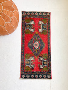 No. 578 - 1.6' x 3.7' Vintage Turkish Mini Rug