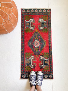 No. 578 - 1.6' x 3.7' Vintage Turkish Mini Rug