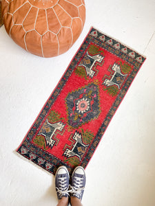 No. 578 - 1.6' x 3.7' Vintage Turkish Mini Rug