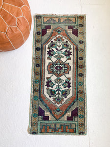 No. 580 - 1.6' x 3.8' Vintage Turkish Mini Rug