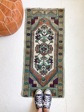 Load image into Gallery viewer, No. 580 - 1.6&#39; x 3.8&#39; Vintage Turkish Mini Rug
