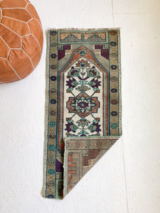 No. 580 - 1.6' x 3.8' Vintage Turkish Mini Rug