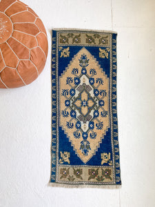 No. 581 - 1.5' x 3.8' Vintage Turkish Mini Rug