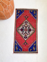 Load image into Gallery viewer, No. 582 - 1.6&#39; x 3.3&#39; Vintage Turkish Mini Rug
