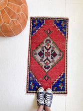 Load image into Gallery viewer, No. 582 - 1.6&#39; x 3.3&#39; Vintage Turkish Mini Rug
