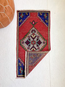 No. 582 - 1.6' x 3.3' Vintage Turkish Mini Rug