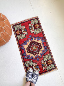 No. 583 - 1.7' x 3.3' Vintage Turkish Mini Rug