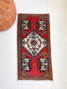 No. 586 - 1.7' x 3.3' Vintage Turkish Mini Rug