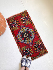 No. 587 - 1.6' x 3.4' Vintage Turkish Mini Rug