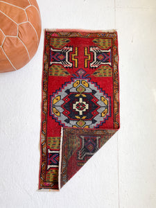 No. 587 - 1.6' x 3.4' Vintage Turkish Mini Rug