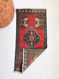 No. 589 - 1.6' x 3.4' Vintage Turkish Mini Rug