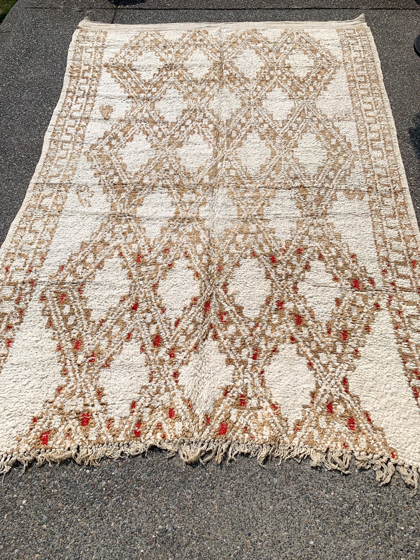 No. A1081 - 5.5' x 8.6' Vintage Moroccan Izhar Area Rug