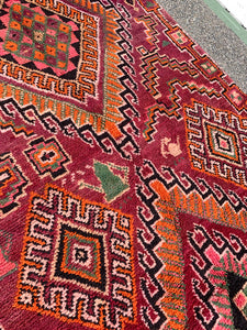 No. A1084 - 5.5' x 11.0' Vintage Moroccan Bejaad Area Rug