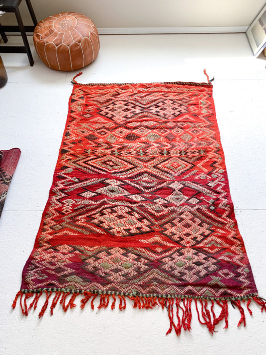 No. A1086 - 3.7' x 5.5' Modern Moroccan Bejaad Area Rug