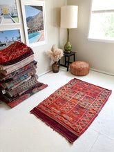 Load image into Gallery viewer, No. A1087 - 3.2&#39; x 5.0&#39; Vintage Moroccan Zemmour Kilim Area Rug
