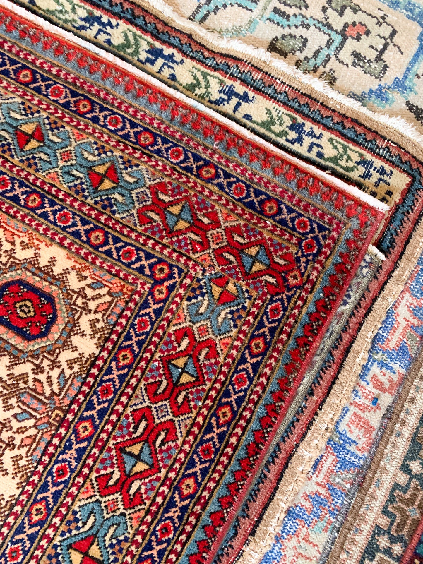 No. A1133 - 4.9' x 7.3' Vintage Turkish Area Rug