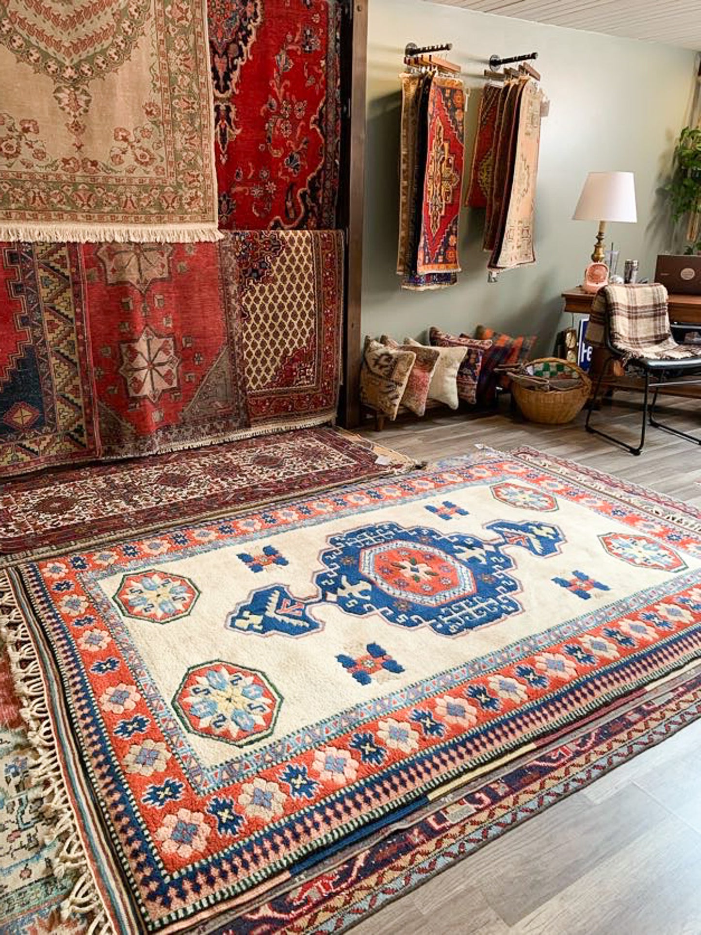 No. A1132 - 5.1' x 7.8' Vintage Turkish Area Rug