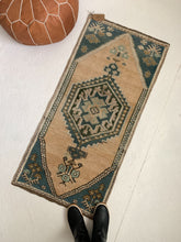 Load image into Gallery viewer, Raya - 2.0&#39; x 4.3&#39; Vintage Turkish Mini Rug
