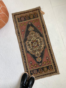 Vida - 1.8' x 3.9' Vintage Turkish Mini Rug