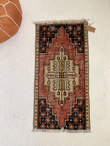 Della - 1.5' x 3.2' Vintage Turkish Mini Rug
