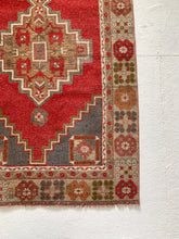 Load image into Gallery viewer, Marianne - 3.6&#39; x 7.5&#39; Vintage Turkish Area Rug

