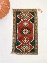 Load image into Gallery viewer, No. 502 - 1.5&#39; x 2.7&#39; Vintage Turkish Mini Rug
