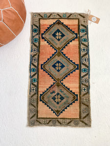 No. 503 - 1.5' x 2.8' Vintage Turkish Mini Rug