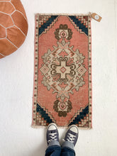 Load image into Gallery viewer, No. 505 - 1.5&#39; x 3.0&#39; Vintage Turkish Mini Rug
