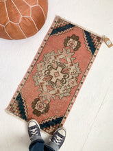 Load image into Gallery viewer, No. 505 - 1.5&#39; x 3.0&#39; Vintage Turkish Mini Rug
