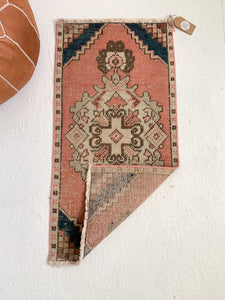 No. 505 - 1.5' x 3.0' Vintage Turkish Mini Rug
