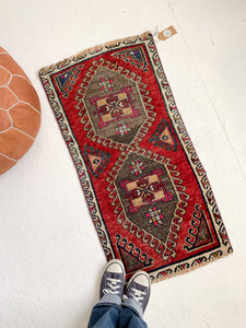 No. 511 - 1.7' x 3.5' Vintage Turkish Mini Rug