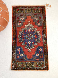 No. 513 - 1.9' x 3.5' Vintage Turkish Mini Rug