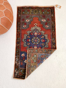 No. 513 - 1.9' x 3.5' Vintage Turkish Mini Rug