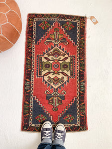 No. 514 - 1.8' x 3.5' Vintage Turkish Mini Rug