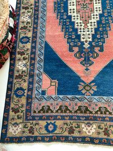 No. A1014 - 5.1' x 8.8' Vintage Turkish Taspinar Area Rug