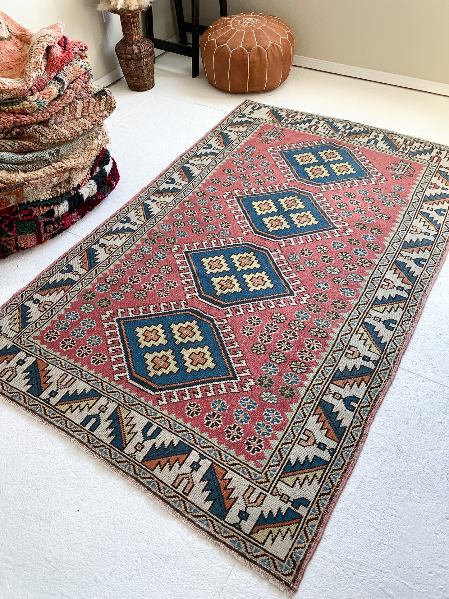 No. A1016 - 4.3' x 7.0' Vintage Turkish Nigde Area Rug