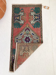 No. 515 - 1.6' x 3.5' Vintage Turkish Mini Rug