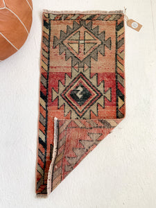 No. 516 - 1.6' x 3.3' Vintage Turkish Mini Rug