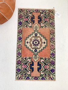 No. 519 - 1.6' x 3.1' Vintage Turkish Mini Rug