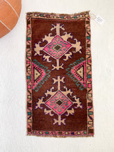 Load image into Gallery viewer, No. 520 - 1.6&#39; x 3.0&#39; Vintage Turkish Mini Rug
