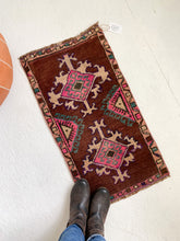 Load image into Gallery viewer, No. 520 - 1.6&#39; x 3.0&#39; Vintage Turkish Mini Rug
