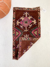 Load image into Gallery viewer, No. 520 - 1.6&#39; x 3.0&#39; Vintage Turkish Mini Rug
